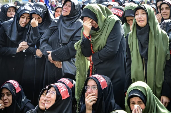 Shia Muslim women mourn during an Ashura — Stock Photo, Image