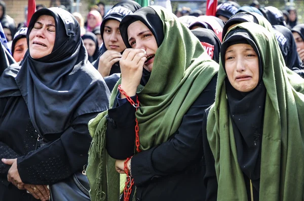 Les femmes musulmanes chiites pleurent lors d'une Ashura — Photo