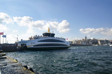 Istanbul Eminönü iskelesi ve tekneler yeni tip