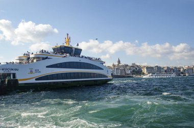 Istanbul Eminönü iskelesi ve tekneler yeni tip