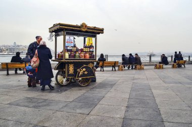 Seyyar satıcı, çeşitli meyve ve sebze geleneksel Türk turşu