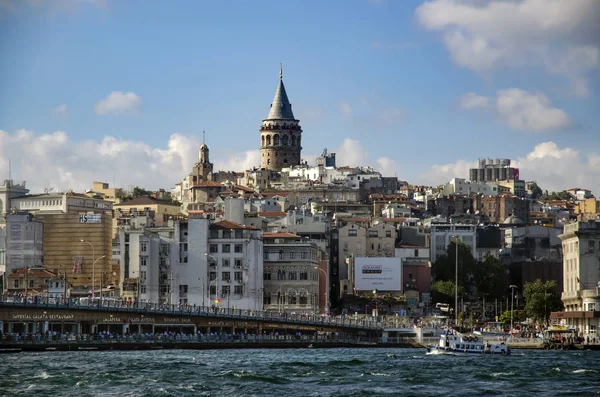 Galata híd és a háttérben, kilátást Isztambul Galata-torony — Stock Fotó