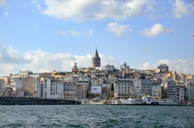 Galata Köprüsü ve Galata Kulesi Istanbul sayısı arka planda