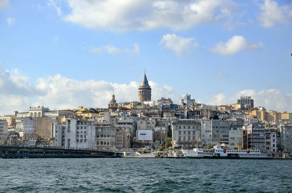 Galata Bridge and Galata Tower in the background, Istanbul views — Stock Photo, Image
