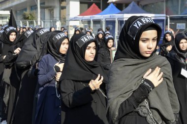 Şii Müslüman kadınlar zincirleme ellerini tutun.