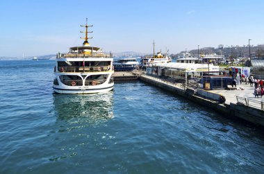Istanbul feribot, limanda bekleyen Eminönü