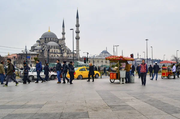 Ny moské Istanbul. Eminonu square — Stockfoto