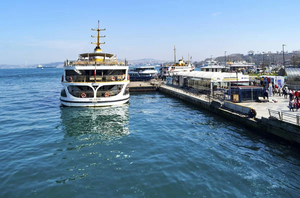 Κωνσταντινούπολη Ferries, Eminonu, περιμένοντας στο λιμάνι — Φωτογραφία Αρχείου