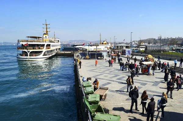 Istanbul trajekty, čeká v přístavu Eminonu — Stock fotografie