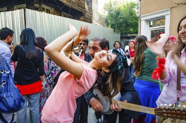 Hıdırellez bahar festivali insanlar sokaklarda dans