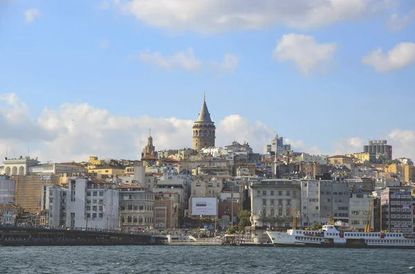 Ponte Galata e Torre Galata ao fundo, vistas de Istambul — Fotografia de Stock