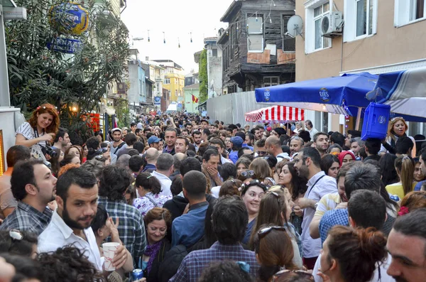 Hıdırellez bahar festivali insanlar sokaklarda dans — Stok fotoğraf