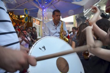 Hıdırellez bahar festivali insanlar sokaklarda dans