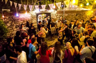 Hıdırellez bahar festivali insanlar sokaklarda dans