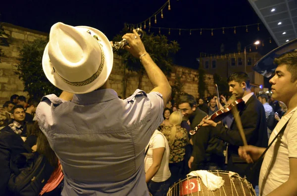 Hidrellez 봄 축제 사람들이 거리에서 춤을 — 스톡 사진