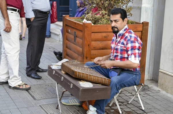 Türkiye nin en ünlü caddesi üzerinde birçok müzisyen vardır.