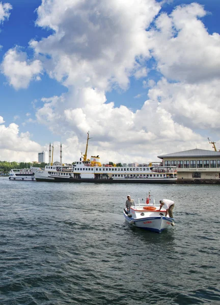 Лодки "Стамбул Кадикой" — стоковое фото
