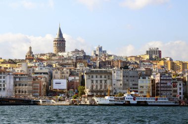 Galata Köprüsü ve Galata Kulesi Istanbul sayısı arka planda