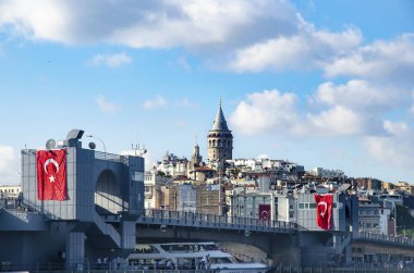 Galata Köprüsü ve Galata Kulesi Istanbul sayısı arka planda