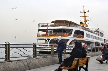 Istanbul Eminönü vapur iskelede seyreden