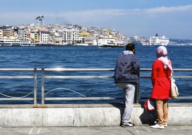 Eminönü iskelesi insanlar izlerken Istanbul manzara