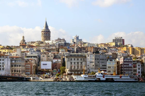 Galata Bridge and Galata Tower in the background, Istanbul views — Stock Photo, Image