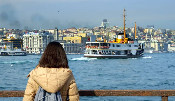 Estambul Ferries viendo a una mujer —  Fotos de Stock