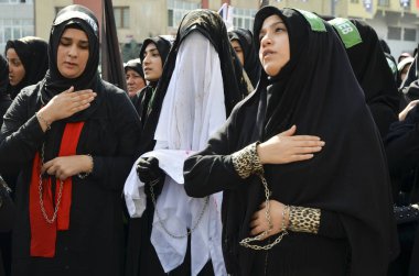 Şii Müslüman kadınlar Aşure törenleri sırasında yas