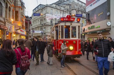 Istiklal Caddesi üzerinde tarihi tramvay