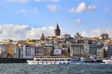 Galata Köprüsü ve Galata Kulesi Istanbul sayısı arka planda