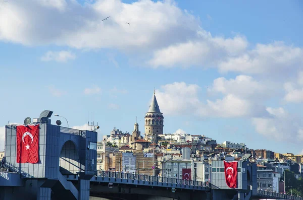 Galata Köprüsü ve Galata Kulesi Istanbul sayısı arka planda — Stok fotoğraf