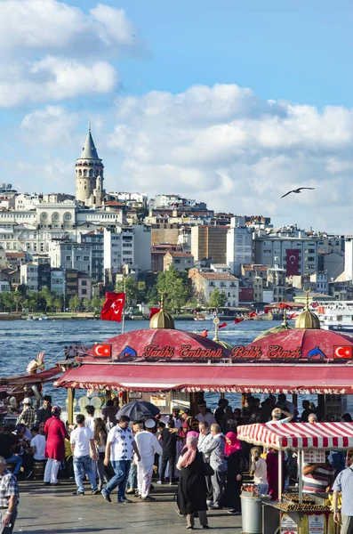 Istanbul goldenes Horn Fisch Sandwich — Stockfoto