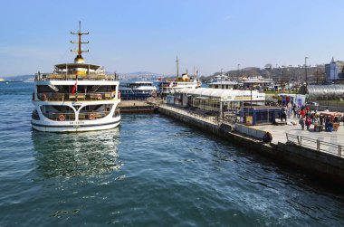 Istanbul feribot limanda bekleyen Eminönü