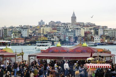 Eminönü ızgara balık sandviç yeme