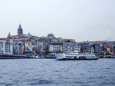 Galata Kulesi arka plan ile boğaz içinde gemi