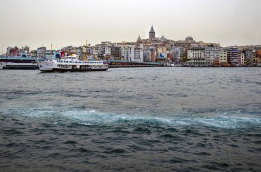 Galata Kulesi arka plan ile boğaz içinde gemi