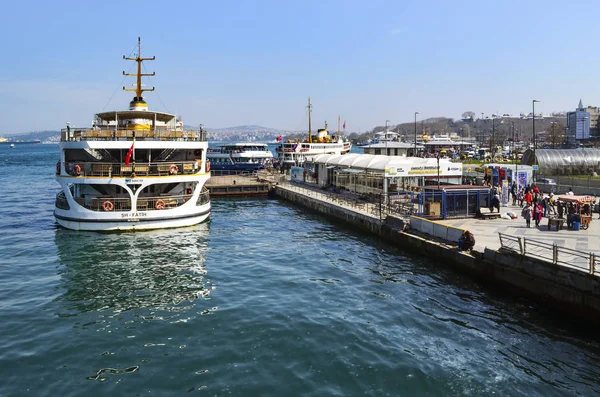 Istanbul feribot limanda bekleyen Eminönü