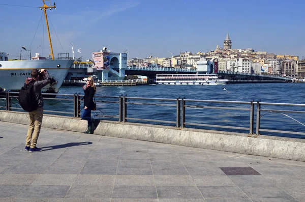 Les touristes prennent des photos commémoratives du paysage urbain d'Istanbul — Photo