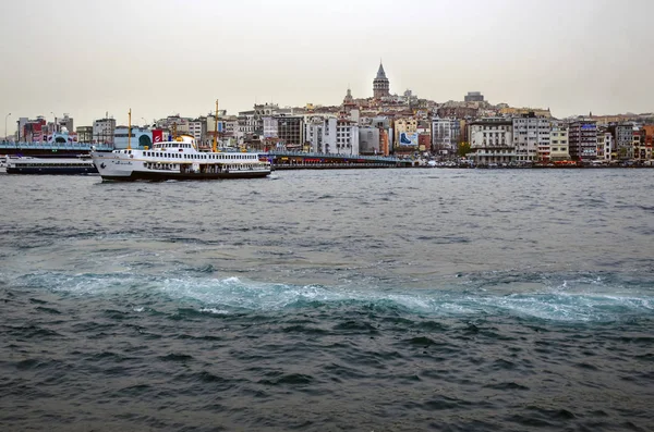A Galata-torony háttér a Boszporusz hajó — Stock Fotó