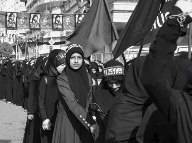 Türk Şii kadın alır parçası bir Aşure geçit 