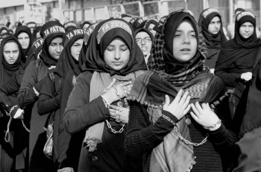 Şii Müslüman kadınlar İslam sloganlar Aşure alay Not