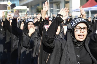 Şii Müslüman kadınlar İslam sloganlar Aşure alay Not