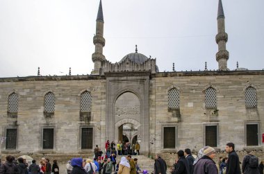 Yeni Camii turist avlunun çevresinde