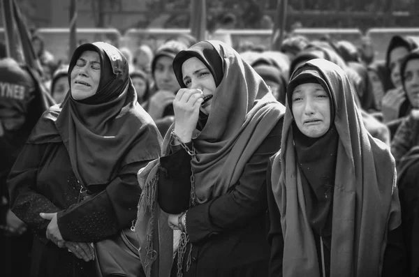 Mujeres musulmanas chiítas lloran durante la ceremonia de Ashura — Foto de Stock
