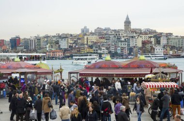 Eminönü ızgara balık sandviç yeme