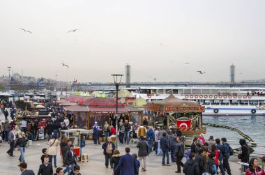 Eminönü ızgara balık sandviç yeme