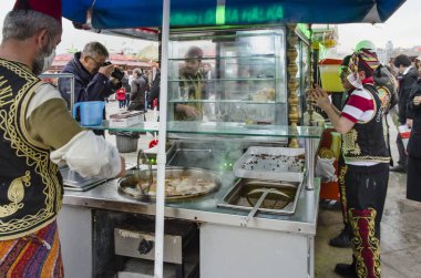 Eminönü geleneksel Osmanlı lokma tatlı satıcılar