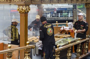 Eminönü ızgara balık sandviç yeme
