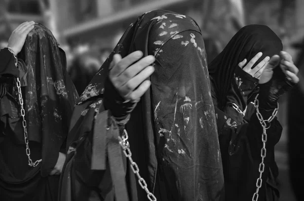 Türkische schiitische Mädchen nehmen an einer Aschura-Parade teil — Stockfoto