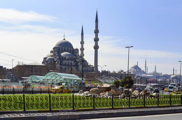 Ny moské Istanbul. Eminonu square — Stockfoto
